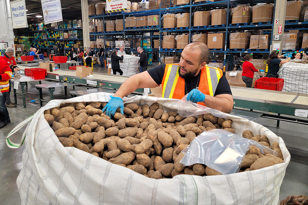 Mayor Jyoti Gondek and her team quickly bagging food